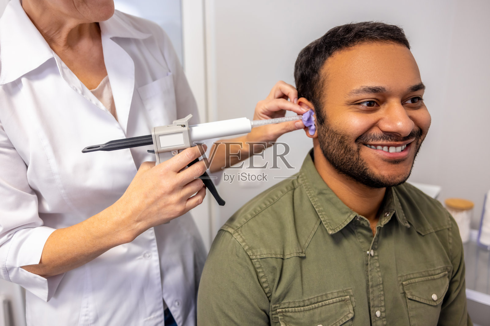 耳鼻喉科医生用医疗器械检查病人照片摄影图片