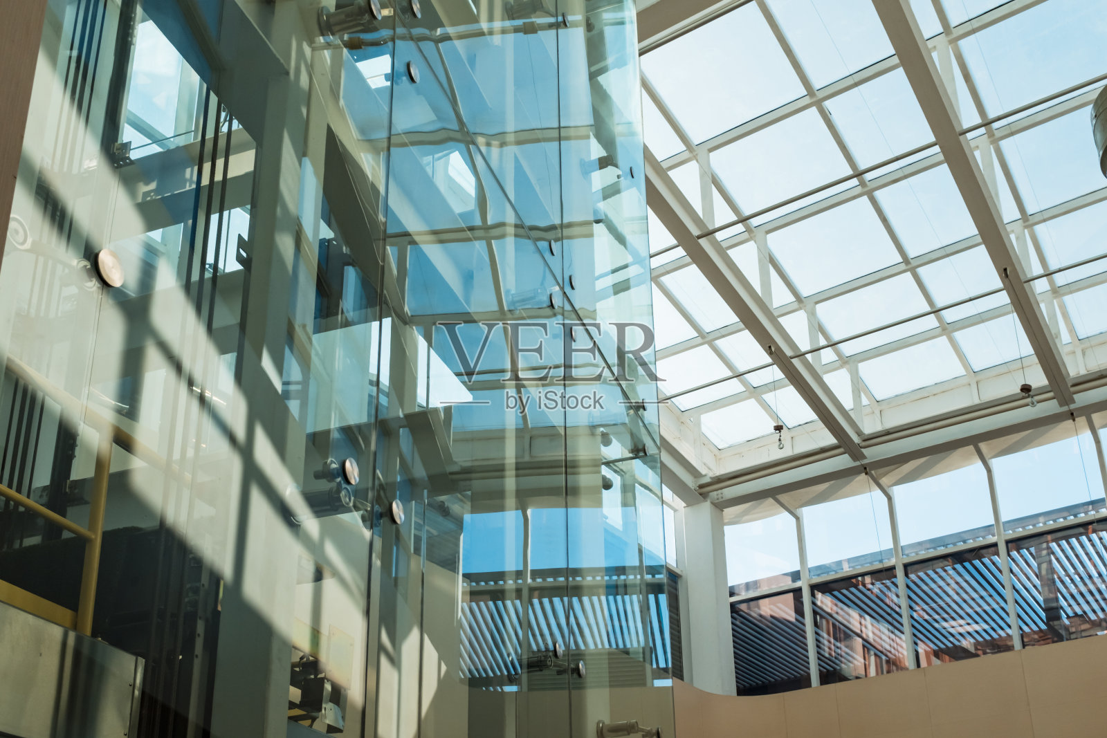 透明电梯和天井天窗照片摄影图片