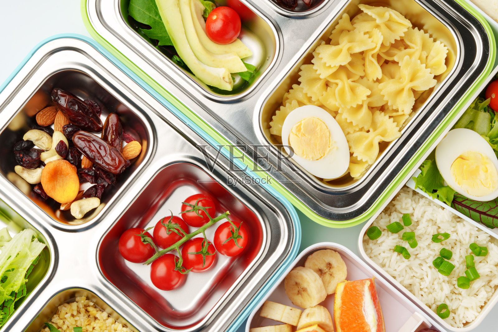 许多容器都有美味健康的食物作为背景照片摄影图片