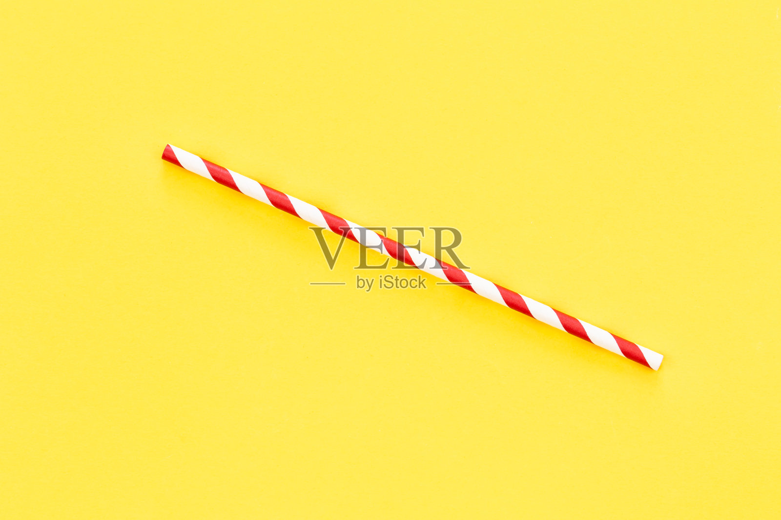 黄色背景下的红色吸管派对特写,平铺。照片摄影图片