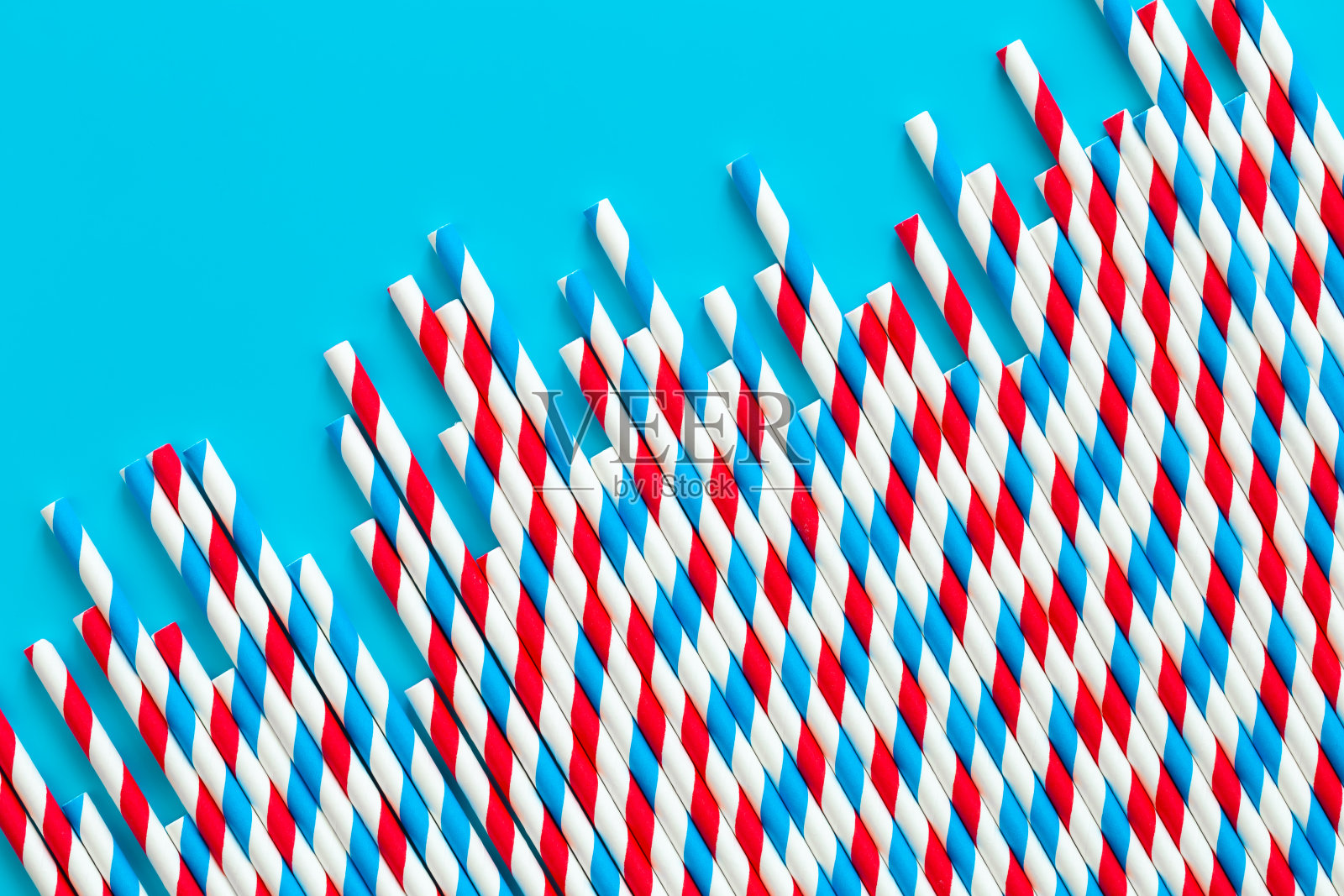 聚会用的吸管,蓝色背景,平铺。照片摄影图片