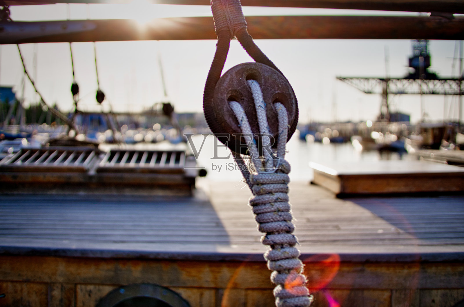 浅浅的集中了一根缆绳拉在船上,在阳光明媚的日子里,船在海面上模糊照片摄影图片