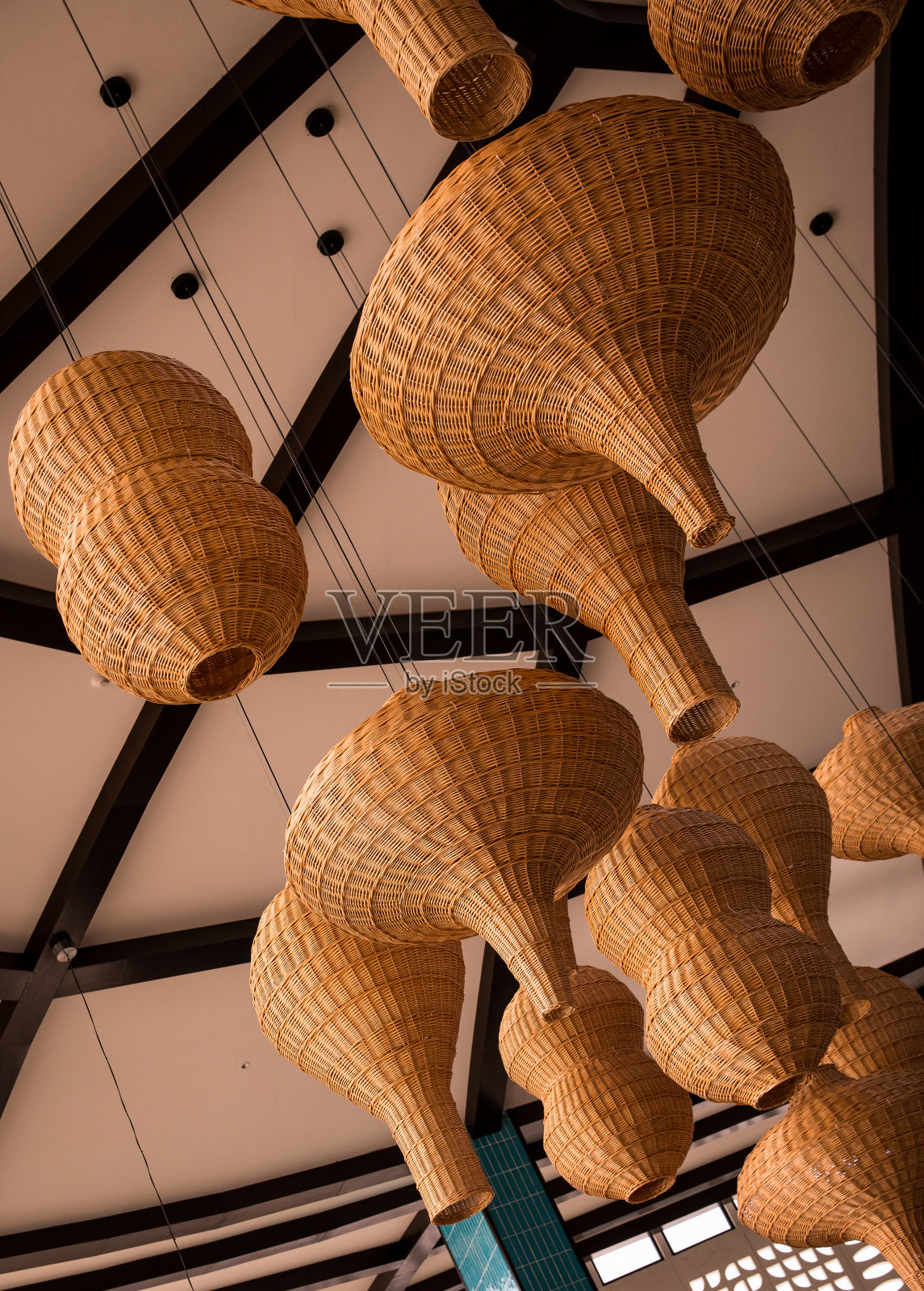 垂直低角度拍摄悬挂装饰柳条灯笼照片摄影图片