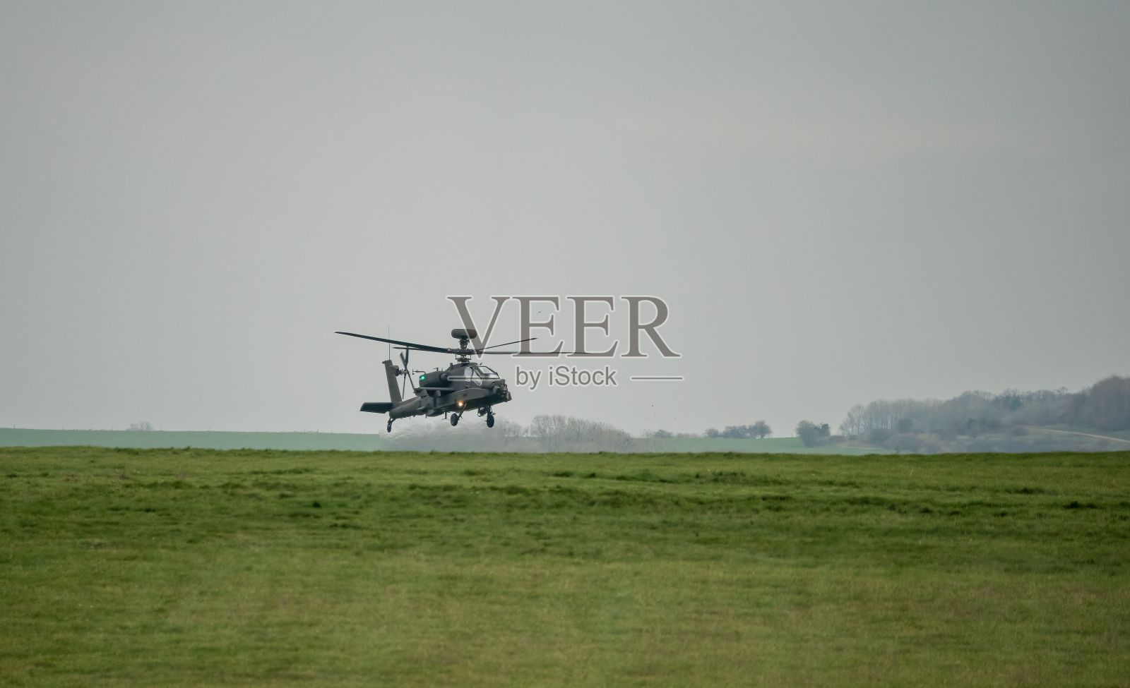 军用直升机在田野降落照片摄影图片