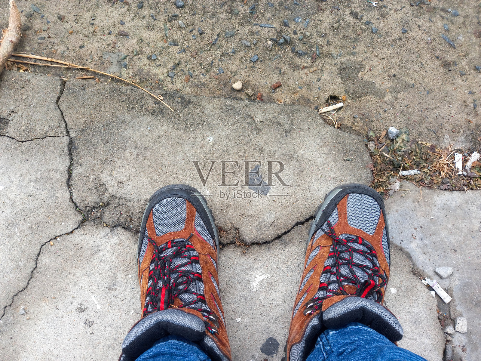 山路上的鞋,山路上的鞋照片摄影图片