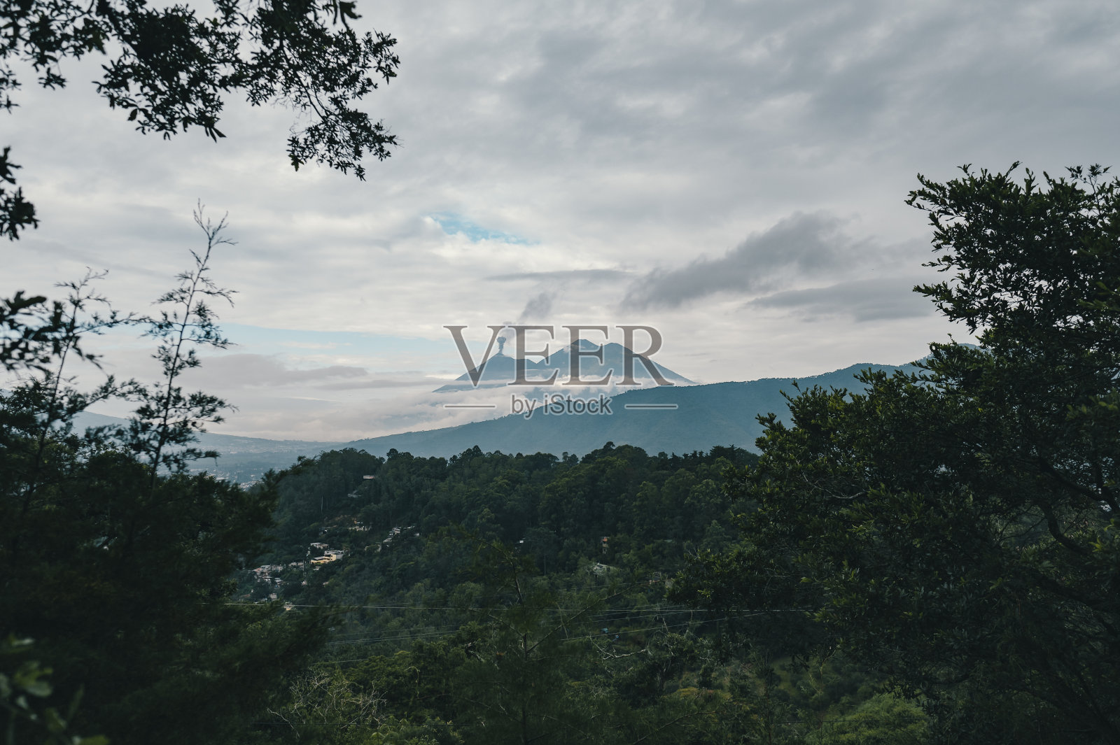 美丽的景观与茂密的植被和背景的高山在安提瓜危地马拉照片摄影图片