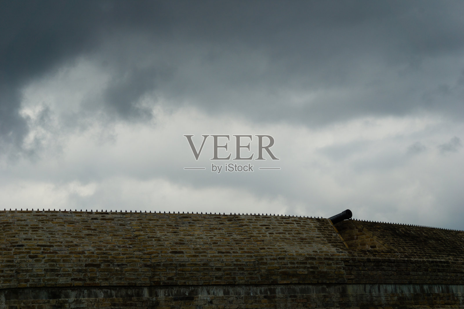 老房子上方的乌云密布照片摄影图片