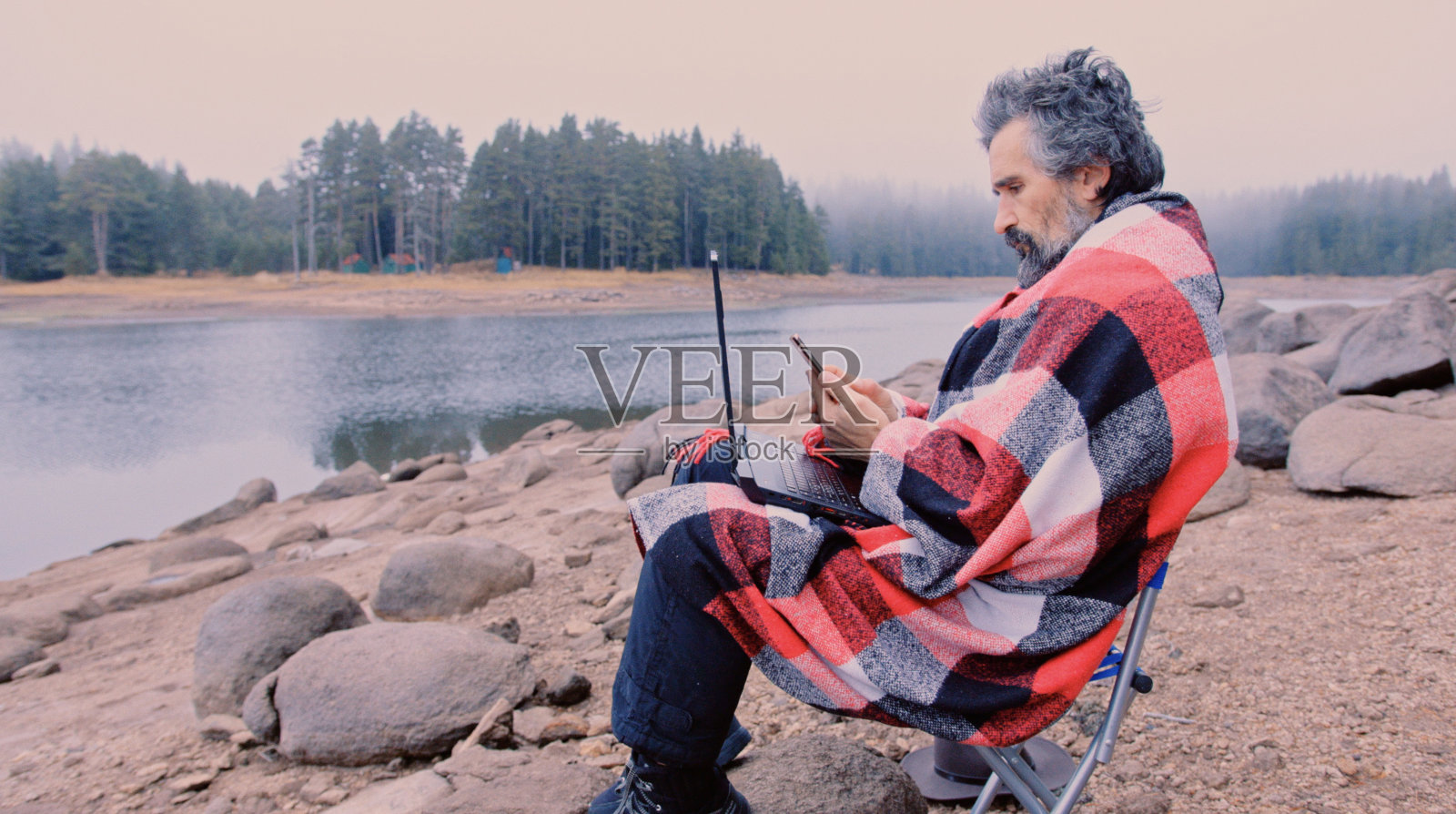 在自然中使用笔记本电脑工作的一天照片摄影图片