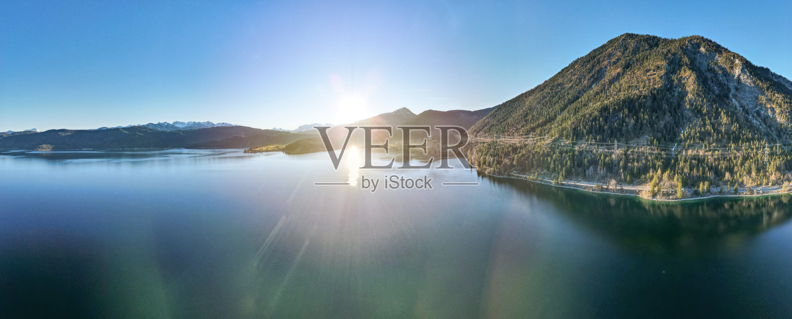 日落阶段的瓦尔钦湖俯视图照片摄影图片