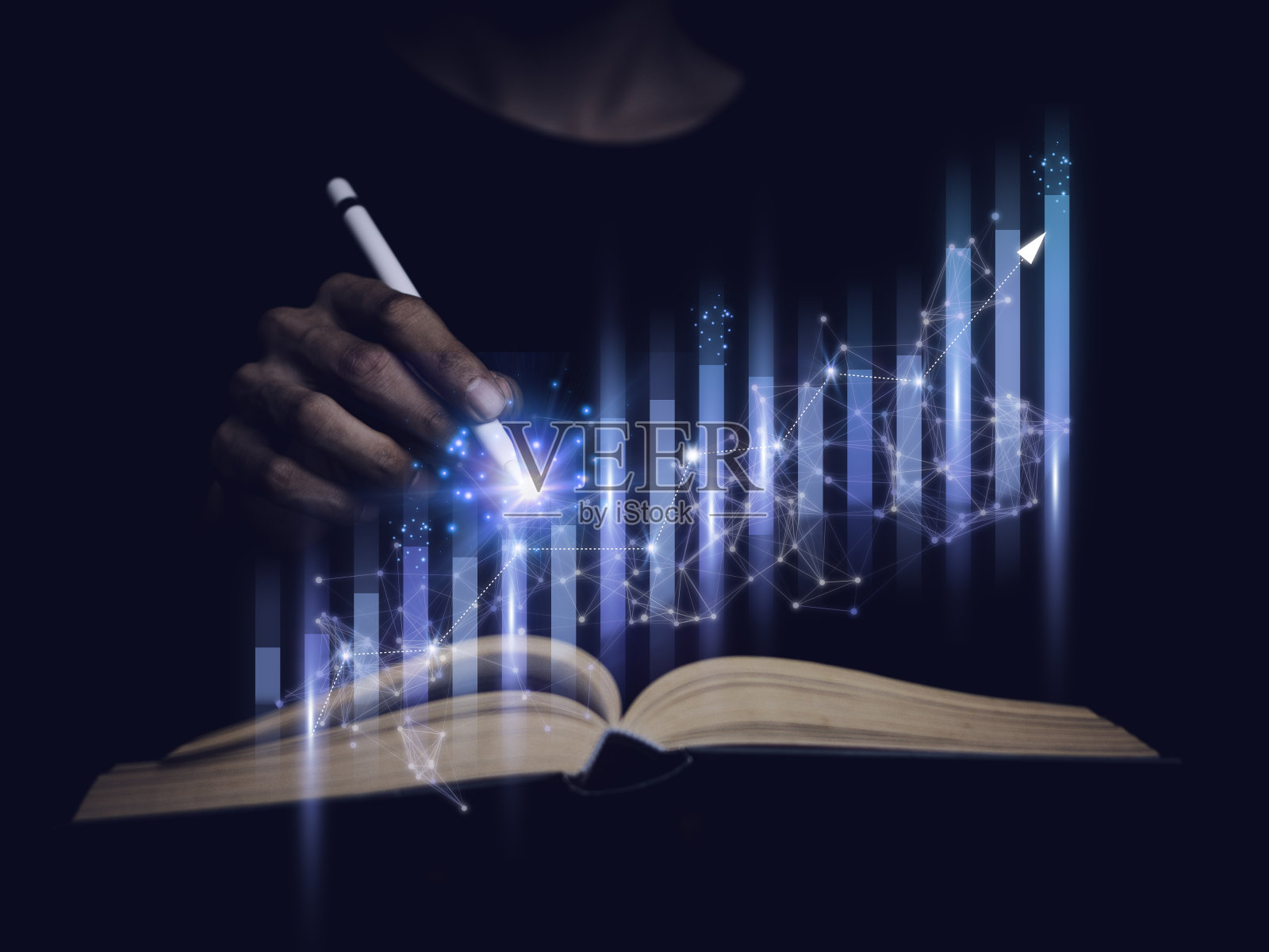 商人持有商业投资者的图形目标,在数字数据系统经理上分析经济和计算财务数据和长期投资和未来盈利能力的目标。照片摄影图片