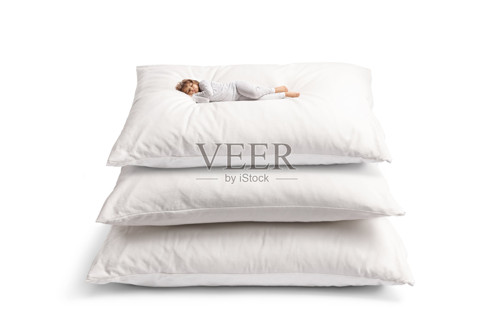 小女孩穿着睡衣睡在一堆枕头上照片摄影图片