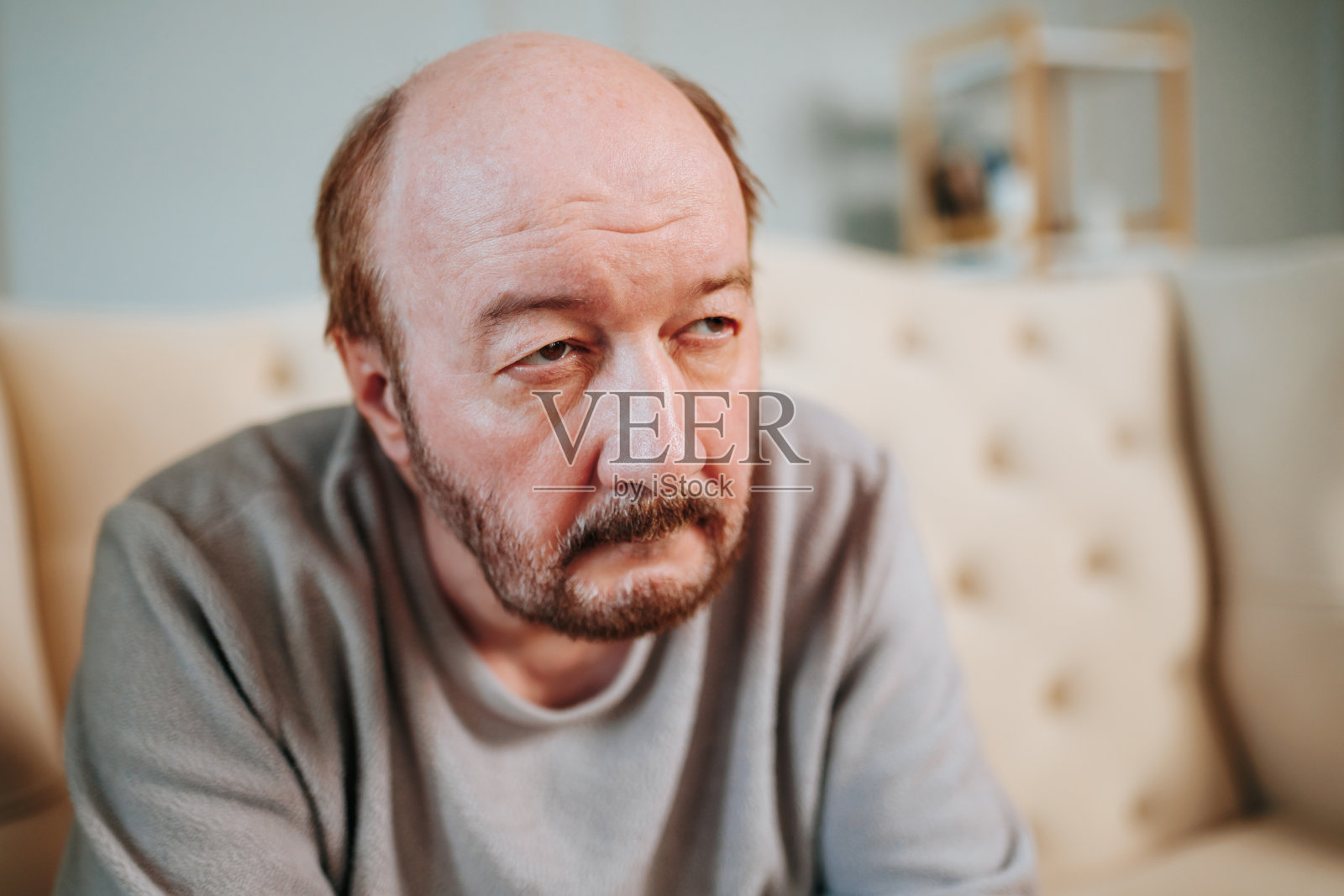 对健康问题、记忆力减退、痴呆感到沮丧、焦虑和担忧照片摄影图片