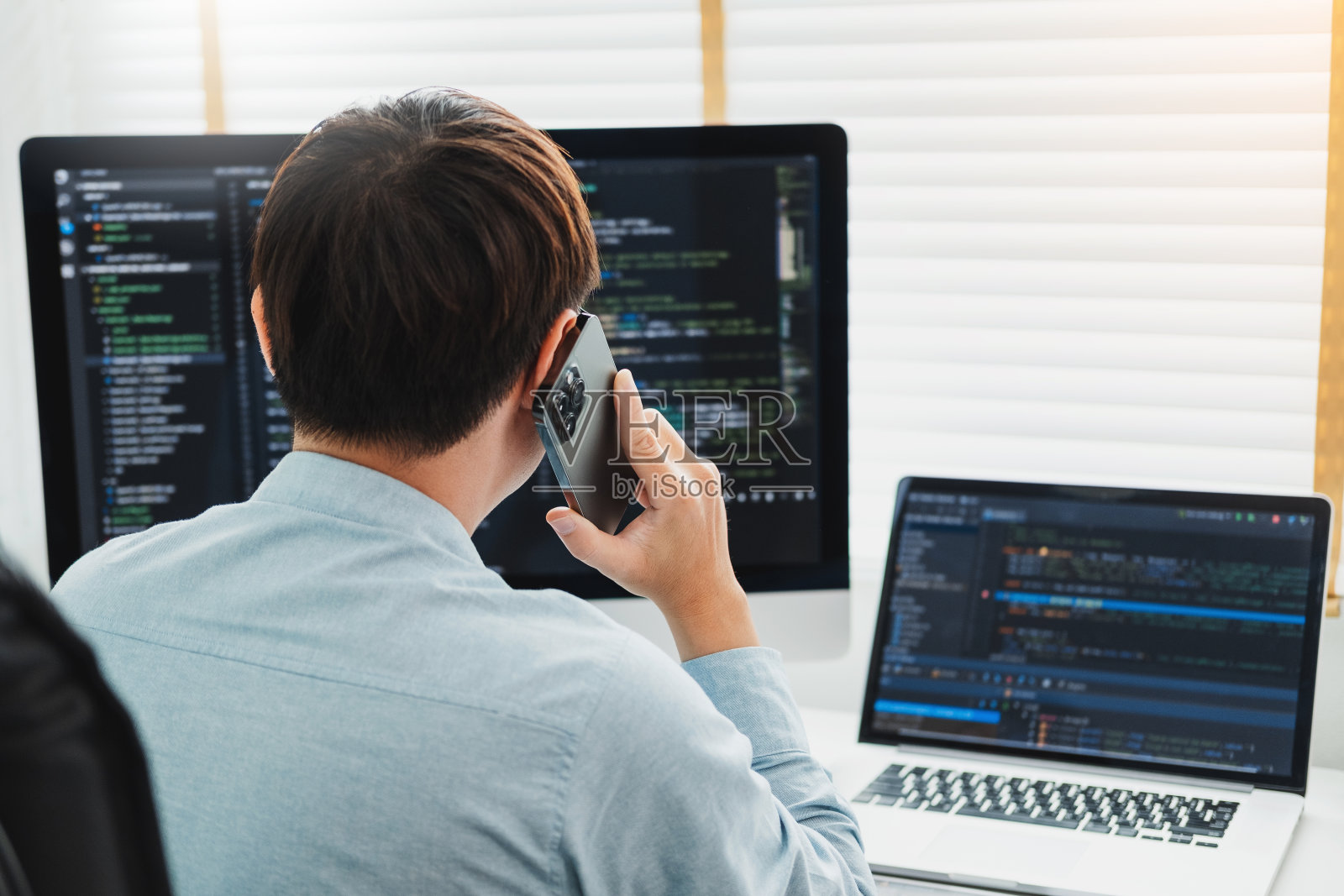开发程序员开发网站设计和编码技术在家里工作照片摄影图片