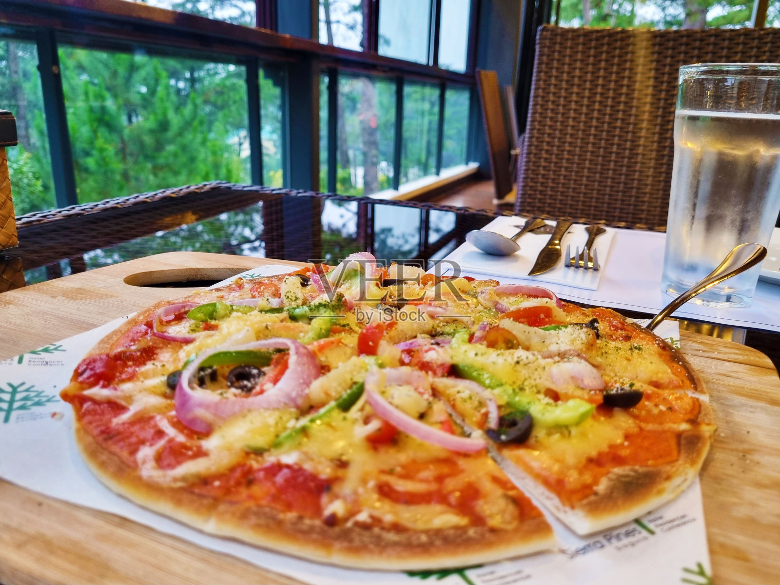 美味又健康的素食薄皮披萨照片摄影图片