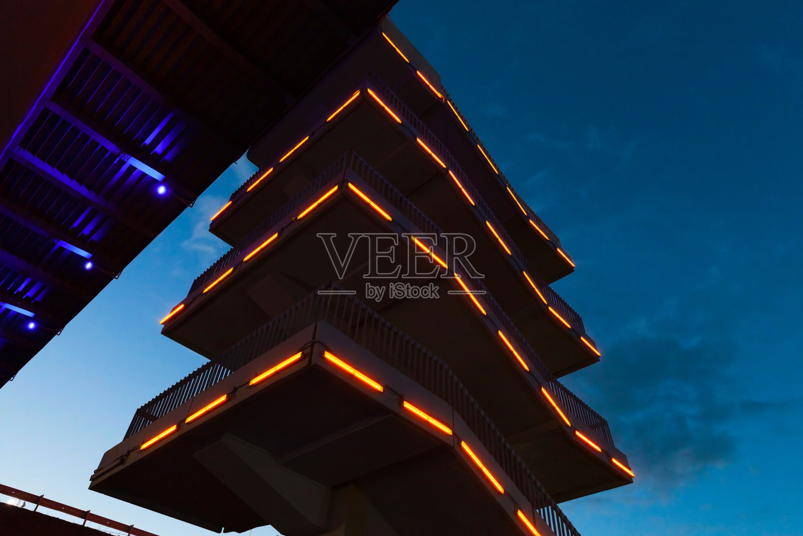 夜间的新桥,这是一座横跨巴瑙尔Ob河的桥照片摄影图片