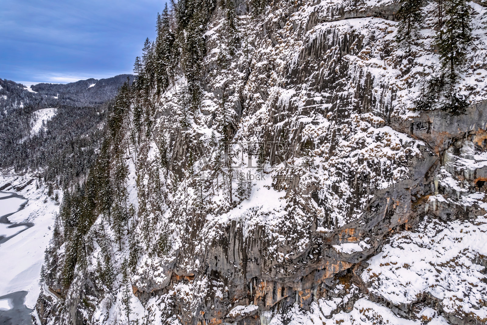 白雪覆盖的岩石山坡照片摄影图片