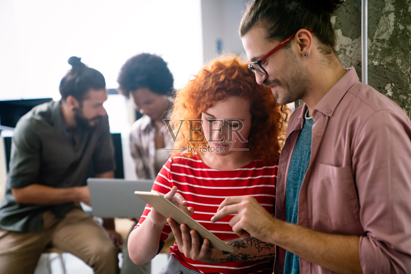不同的同事微笑着聚集在会议室,一起进行头脑风暴,讨论金融统计数据照片摄影图片
