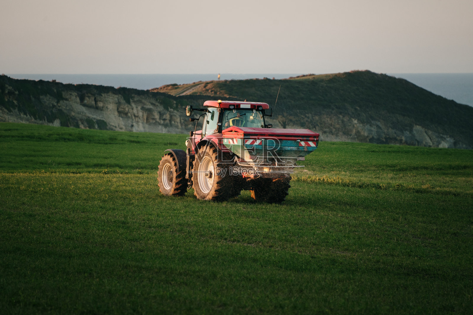 带肥料拖拉机照片摄影图片