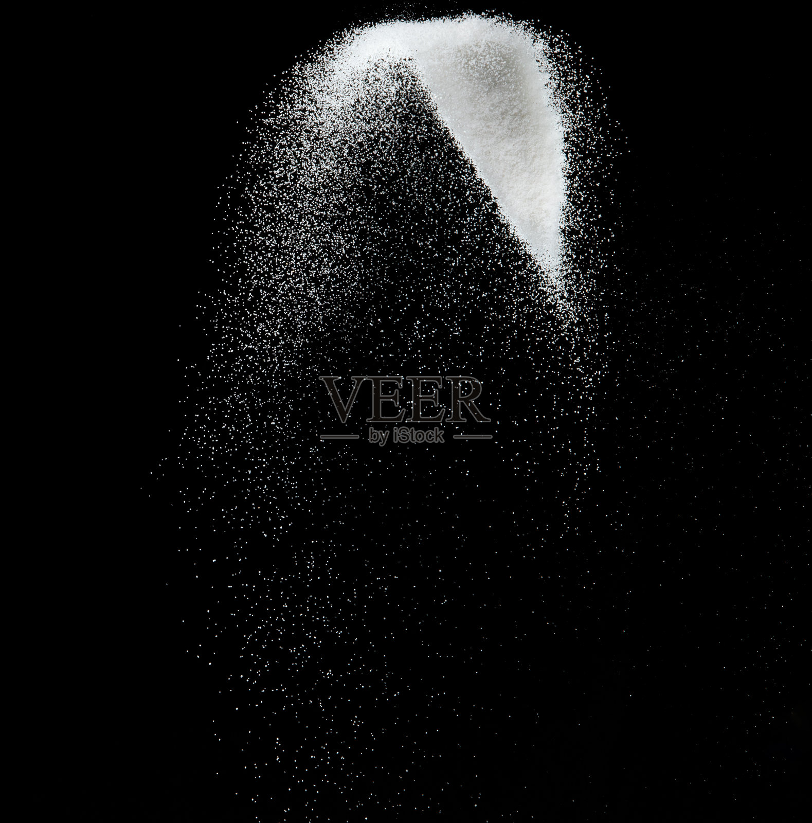 百万白沙爆炸,照片形象的雪花落下阵雨,大雪纷飞。冻结拍摄在黑色背景隔离覆盖。微细盐砂作为粒子科学照片摄影图片