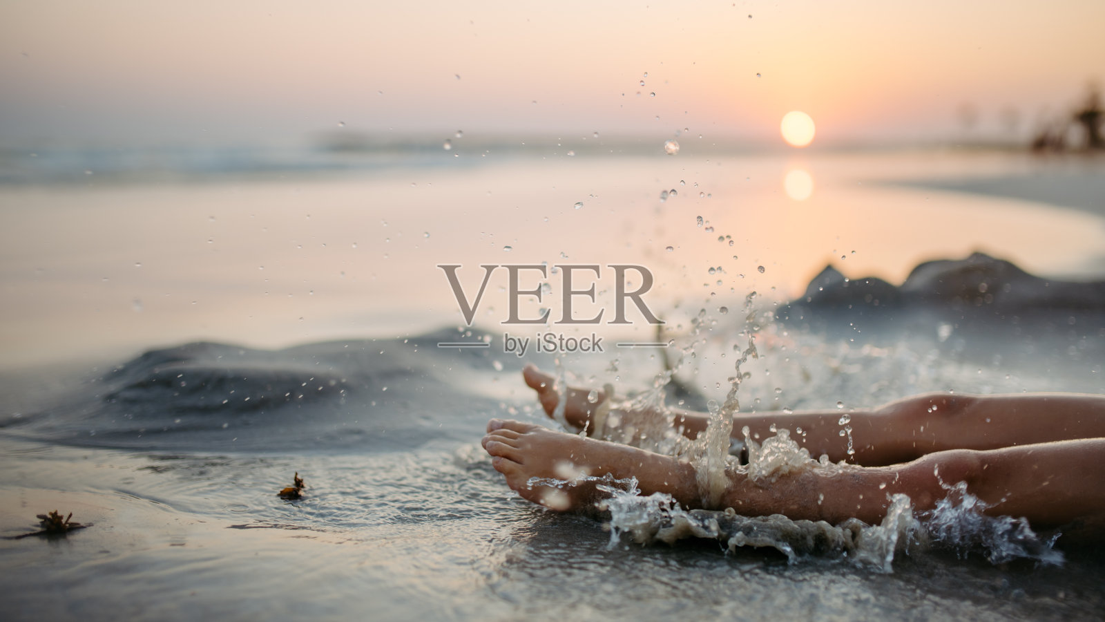 孩子们在海里的腿的侧面视图。照片摄影图片