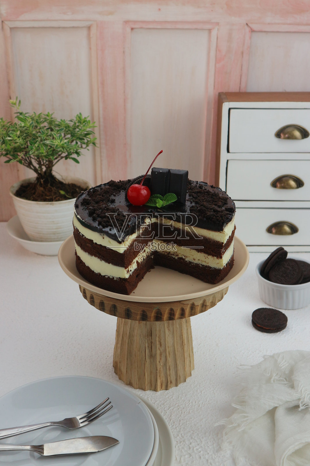 巧克力夹心蛋糕放在木托盘上照片摄影图片