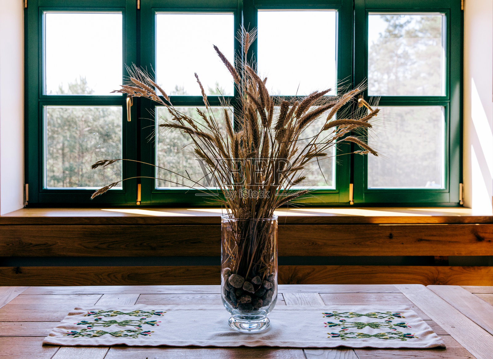木桌上的花瓶里插着麦穗照片摄影图片