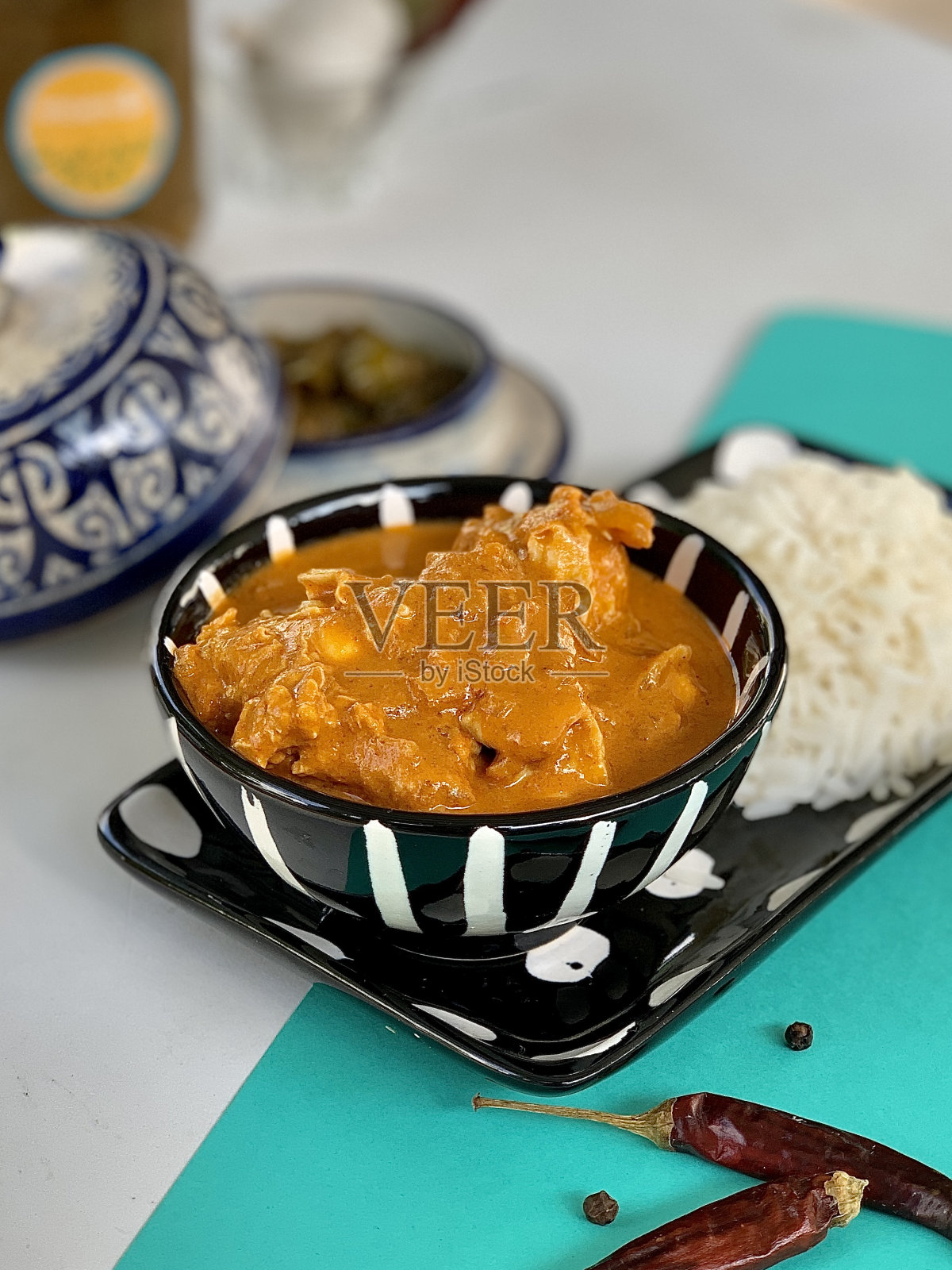 垂直特写镜头的米饭与咖喱鸡照片摄影图片