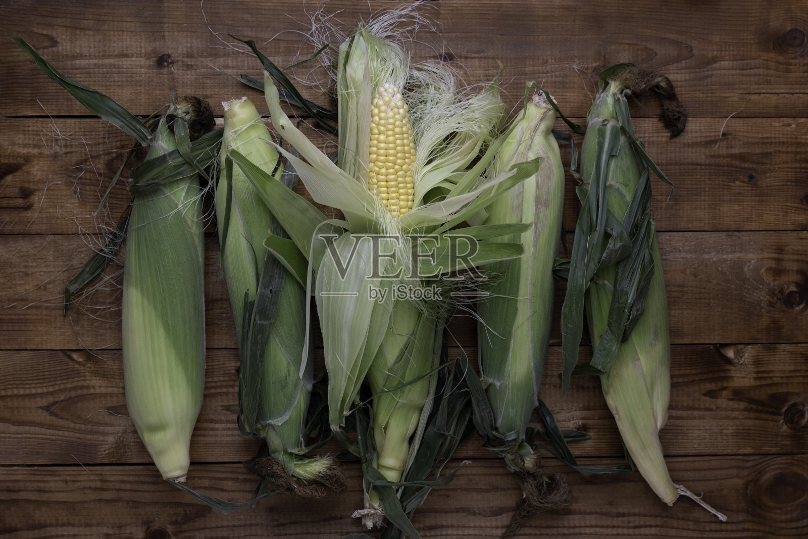 木桌上的玉米棒照片摄影图片
