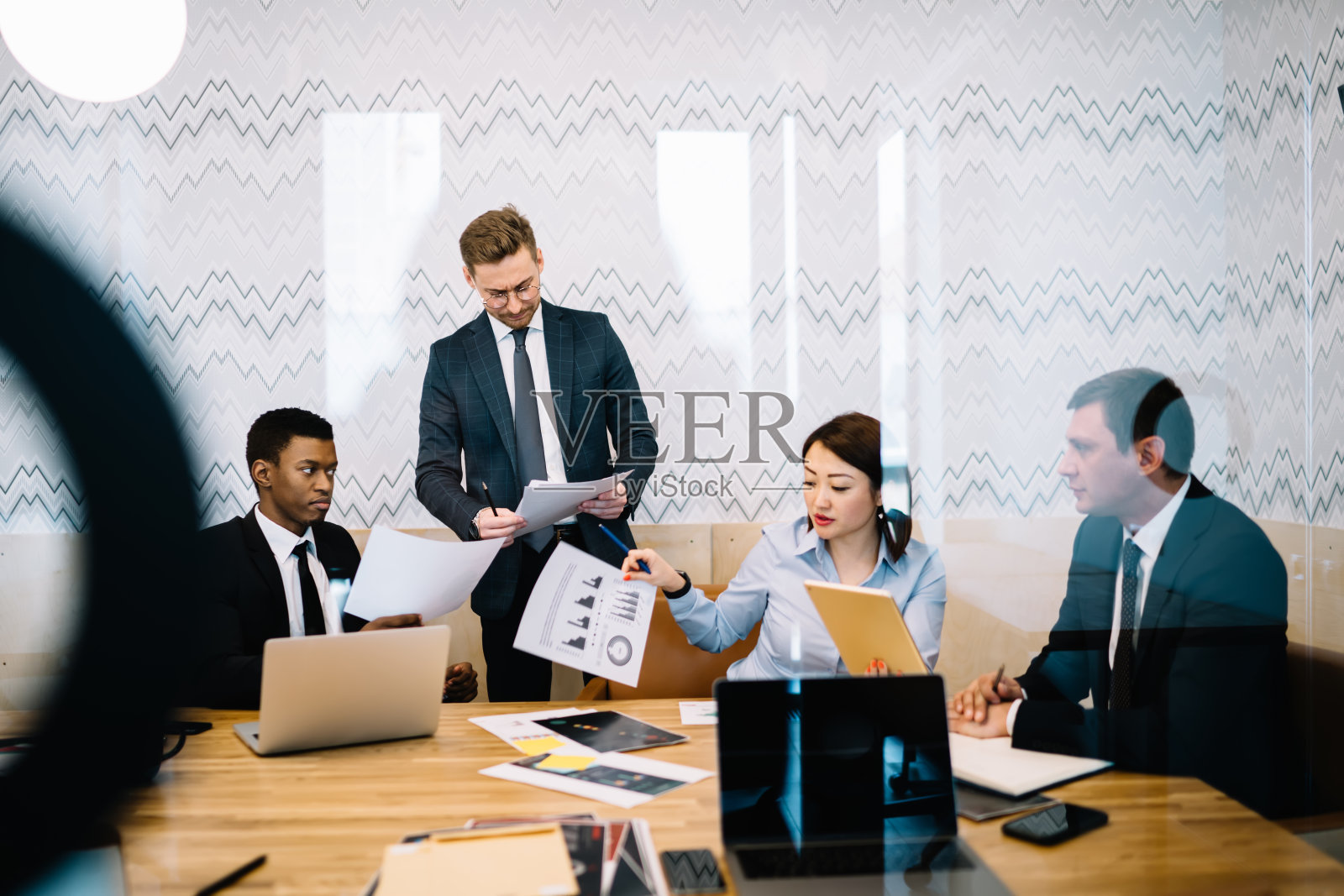 多民族同事在办公室谈判照片摄影图片