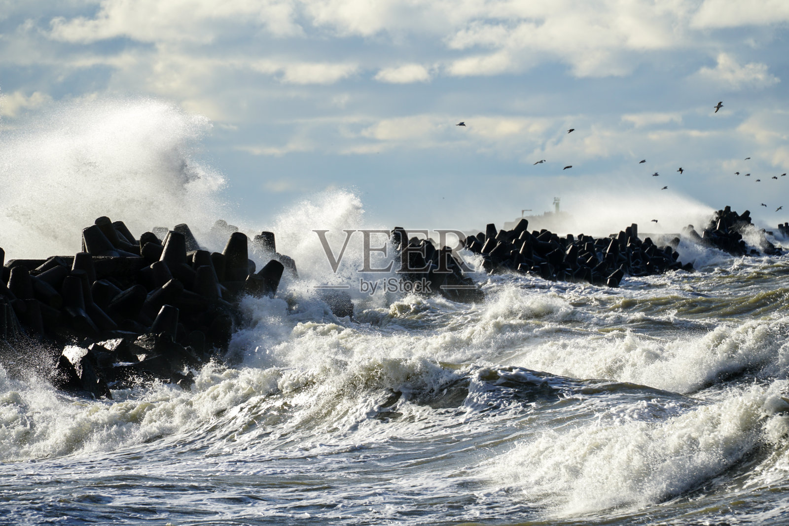 波罗的海沿岸风暴,大浪撞击港口防波堤,破浪而起照片摄影图片