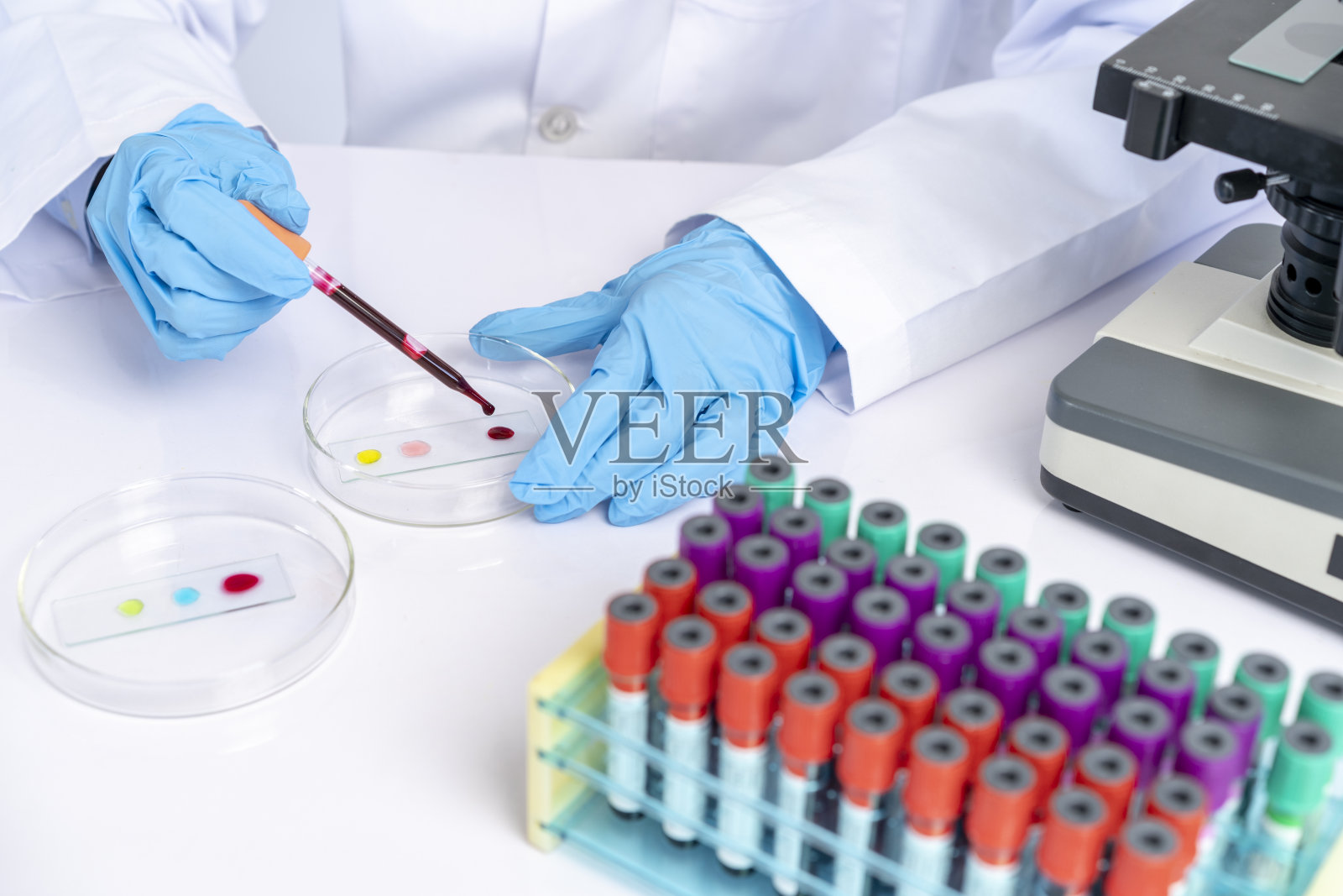 在样品化学实验室进行测试分析的女科学家。照片摄影图片