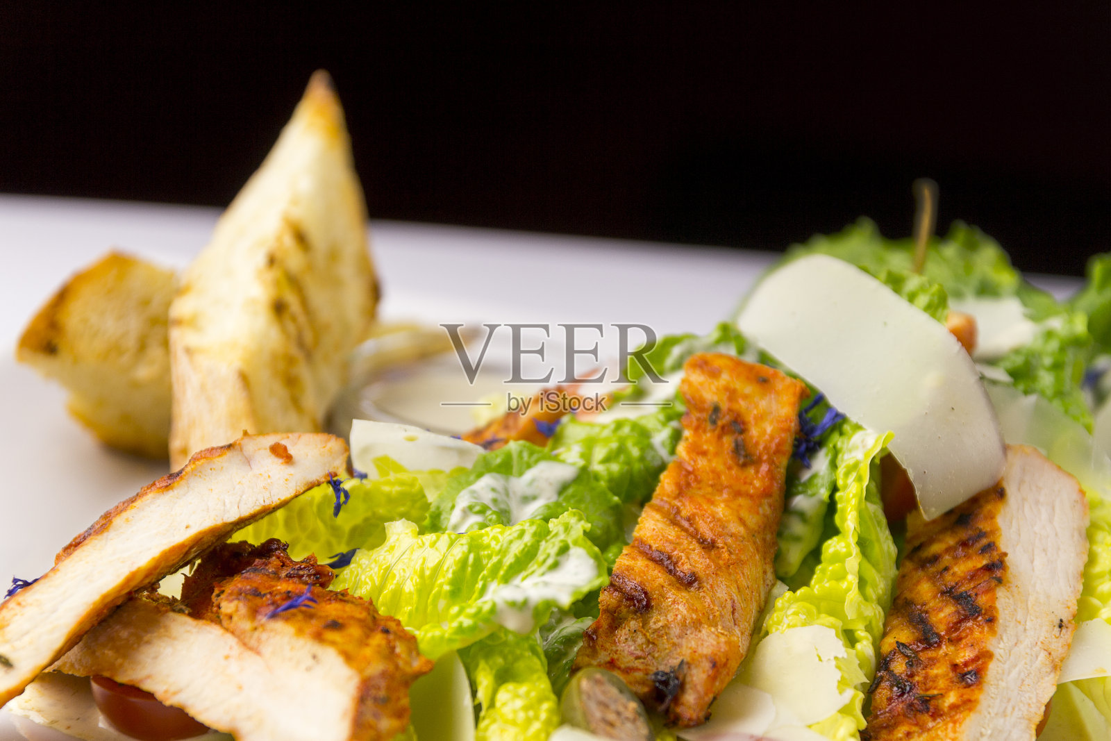 特写镜头的开胃凯撒沙拉照片摄影图片