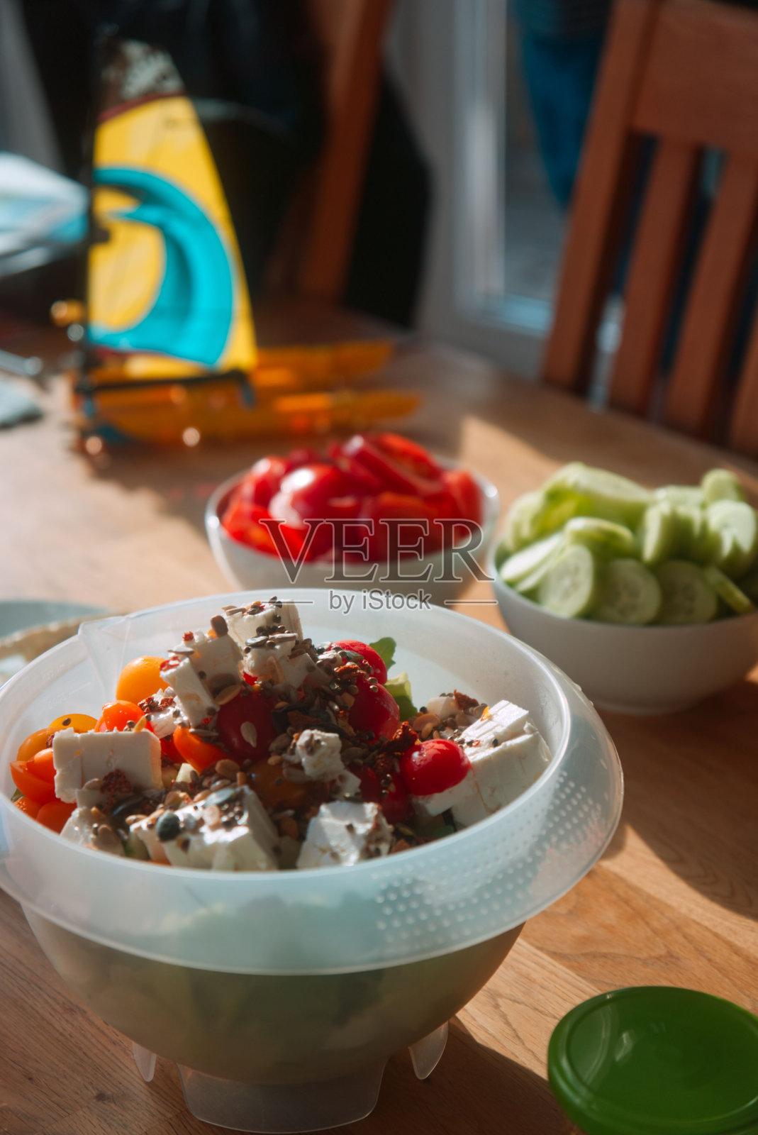 垂直拍摄一碗美味的沙拉放在木桌上照片摄影图片