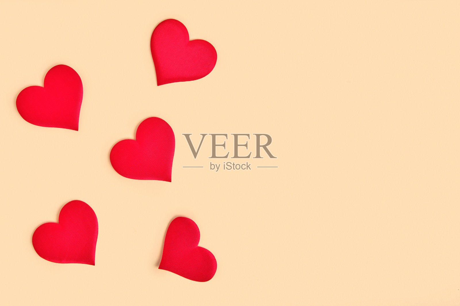 情人节快乐模板,米色背景上的红色心形,浪漫设计促销宣传单照片摄影图片