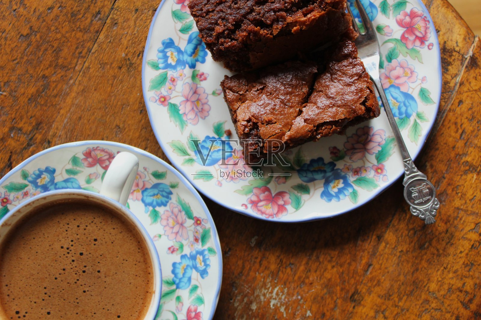 俯瞰一杯咖啡和刚烤好的布朗尼照片摄影图片