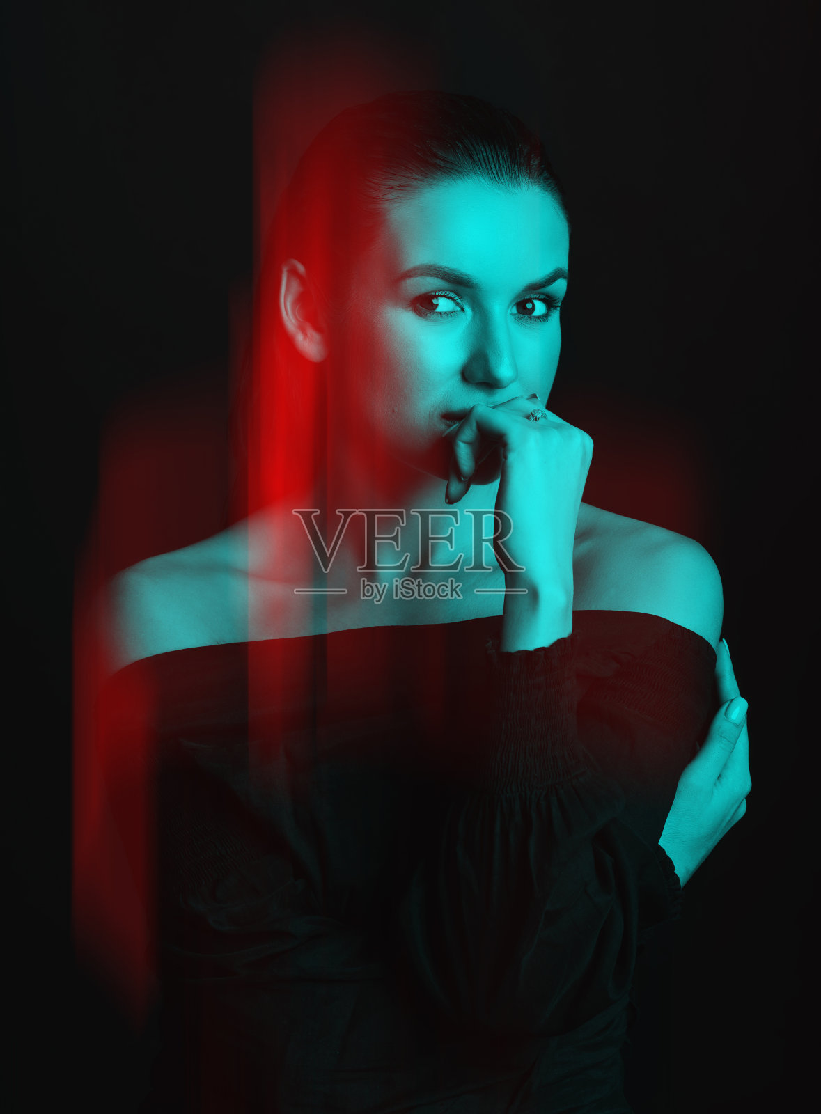 美丽的女人与深色头发和衬衫特写工作室肖像在RGB颜色分裂效果风格照片摄影图片