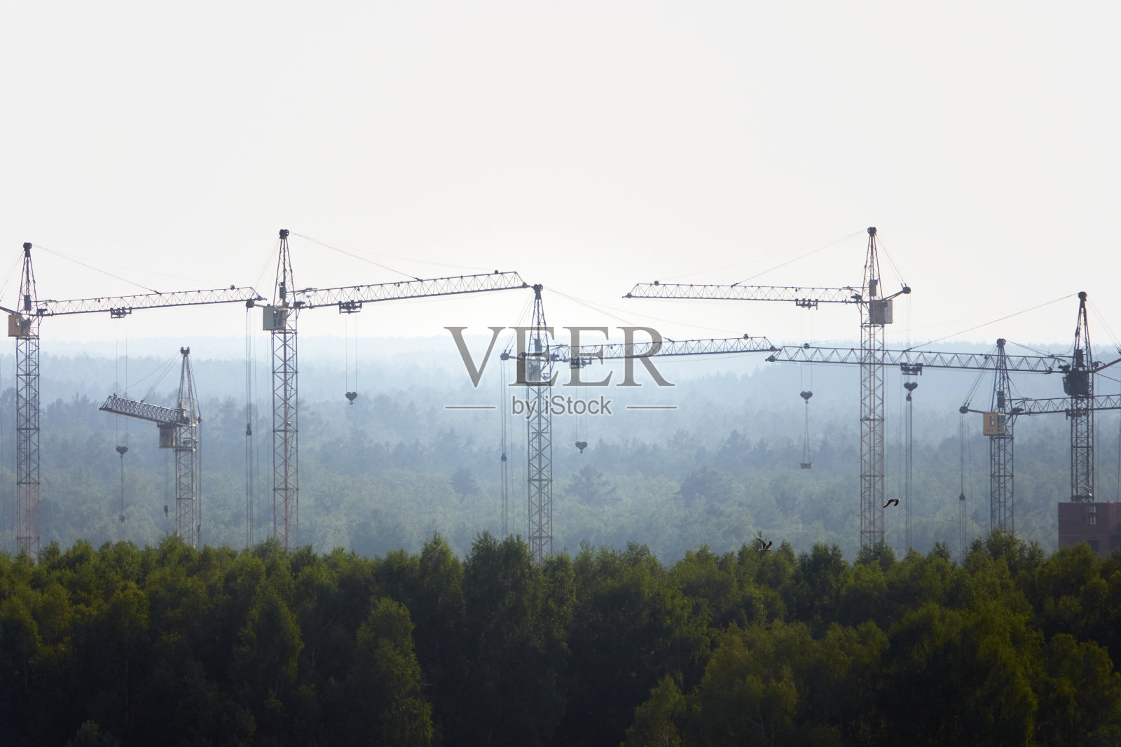 城市边缘的新建筑区域。照片摄影图片