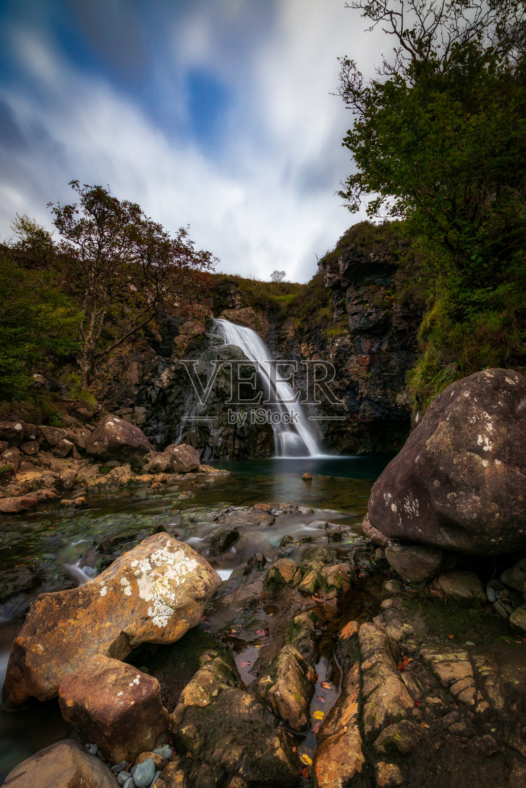 苏格兰Buachaille Etive Mor河畔couall瀑布的垂直拍摄照片摄影图片