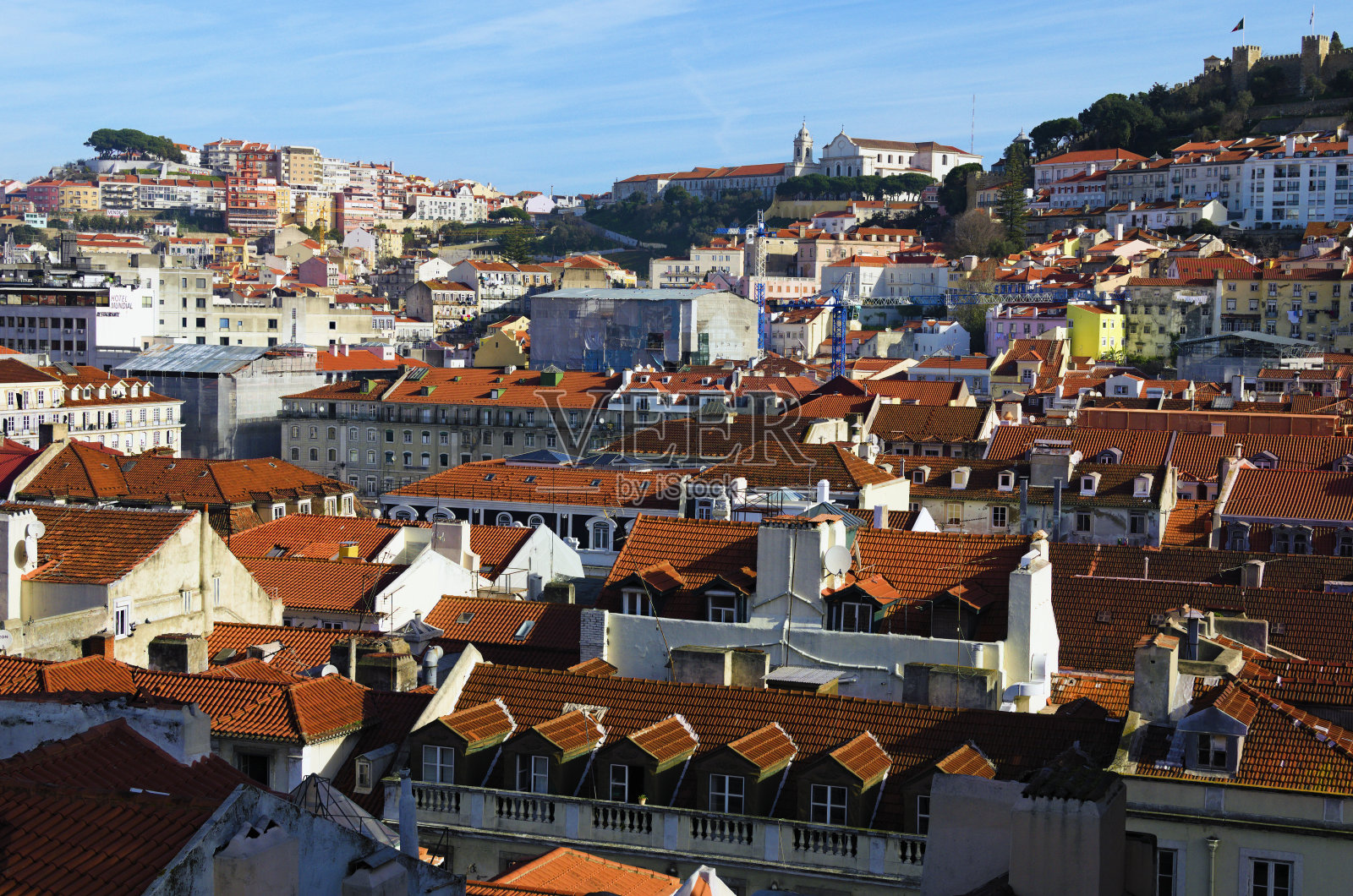 里斯本市中心的空中风景。从圣胡斯塔电梯顶部俯瞰。红瓦屋顶的复古建筑。旅游理念。阳光灿烂的日子照片摄影图片