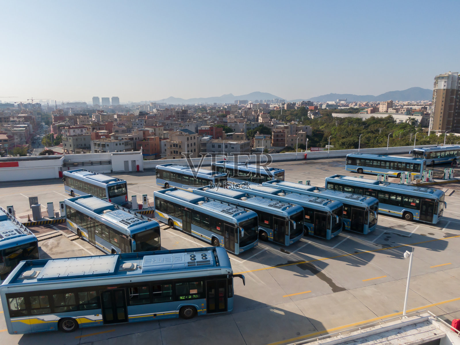 电动巴士充电站照片摄影图片