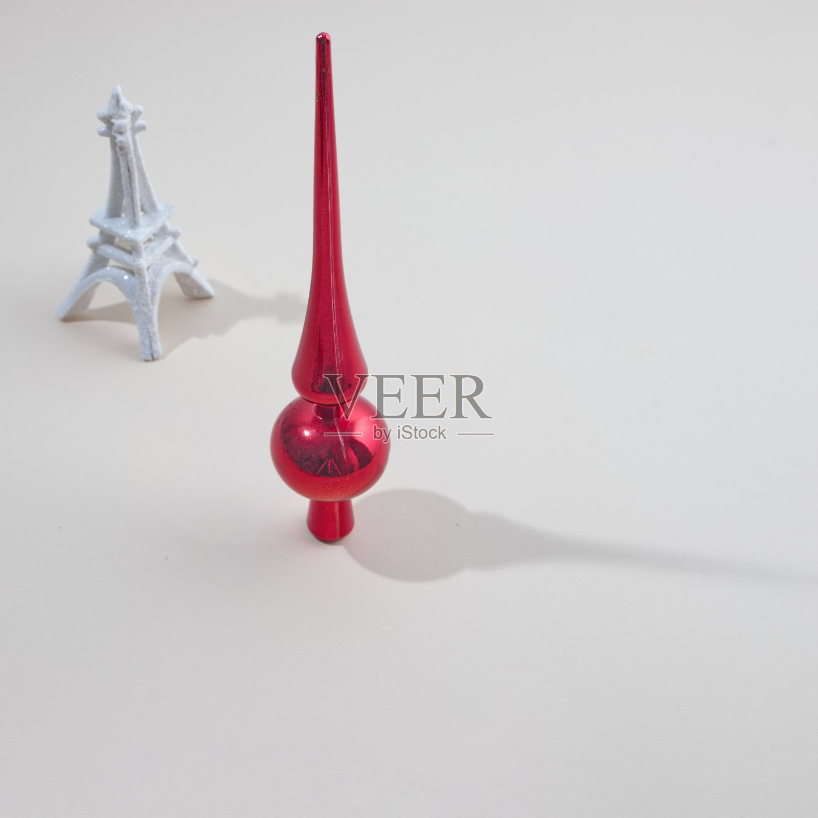 红色新年装饰对雪埃菲尔铁塔,白色背景与复制空间。最小的新年概念。照片摄影图片