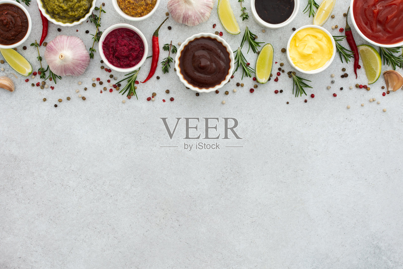 不同类型的酱汁放在碗里照片摄影图片