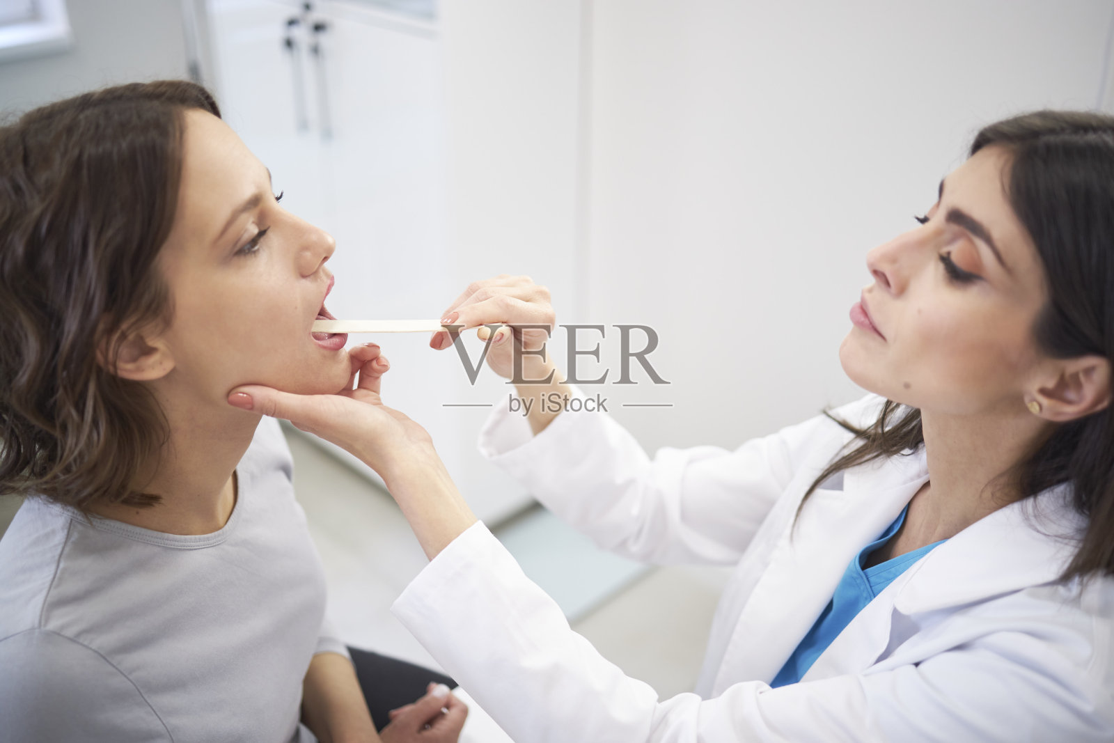 在咨询诊所、医院和社区全科医生与妇女进行医生、病人咨询和医疗保健讨论照片摄影图片