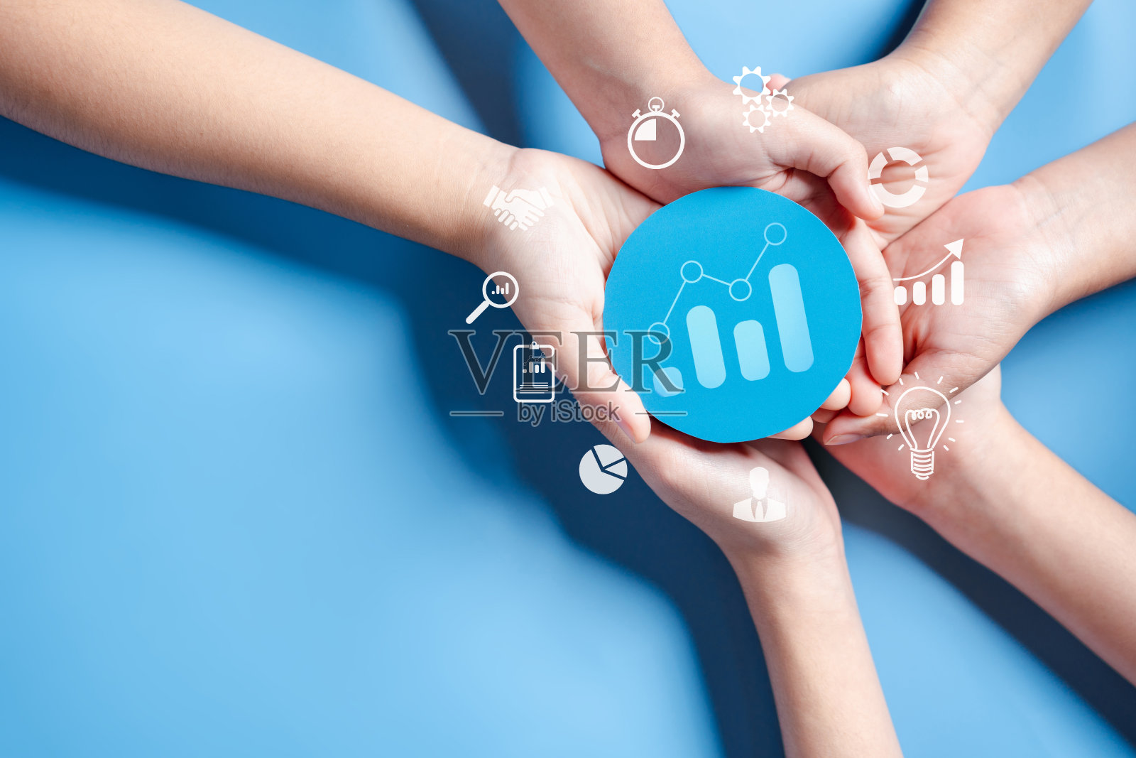 手握图表增长与业务目标规划发展领导和客户目标群体,投资增长和成功发展,成就,目标,战略,财务概念。照片摄影图片