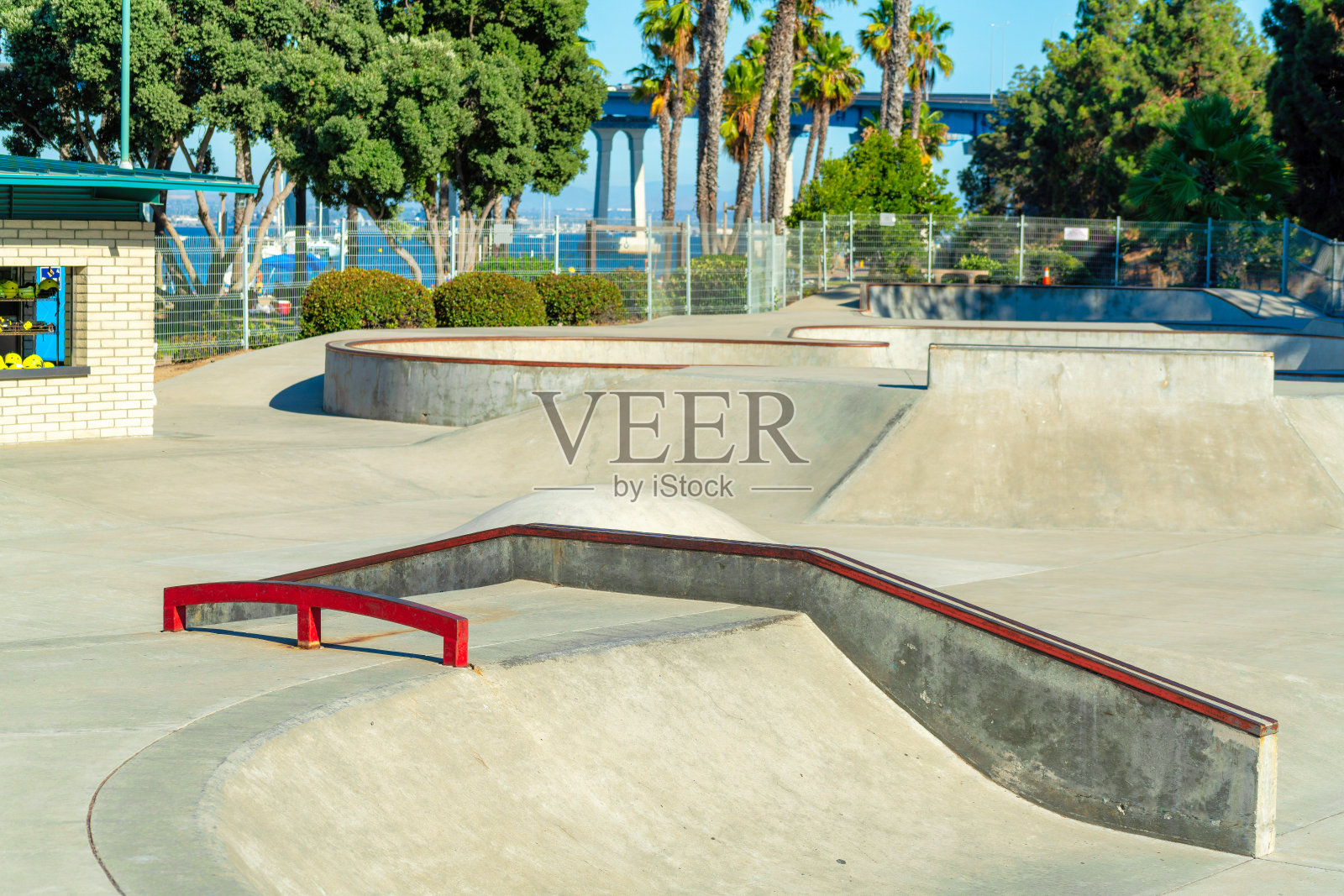 日光下空旷的滑板公园照片摄影图片