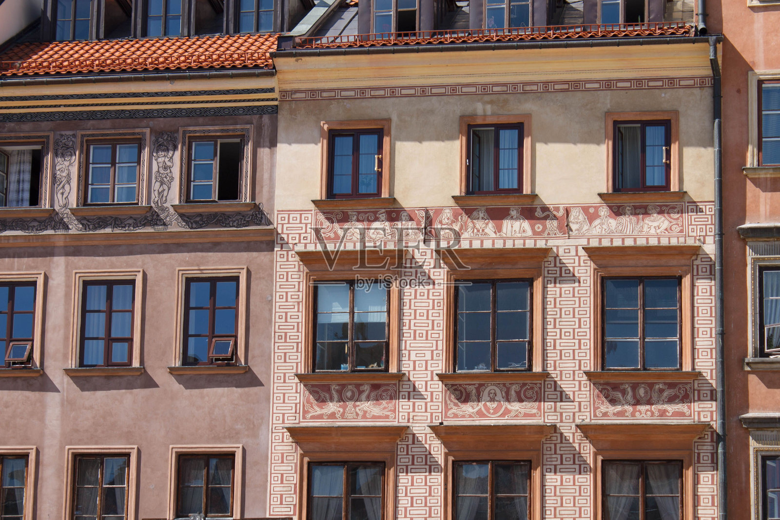 波兰华沙,旧市场广场上一座历史建筑的装饰立面照片摄影图片