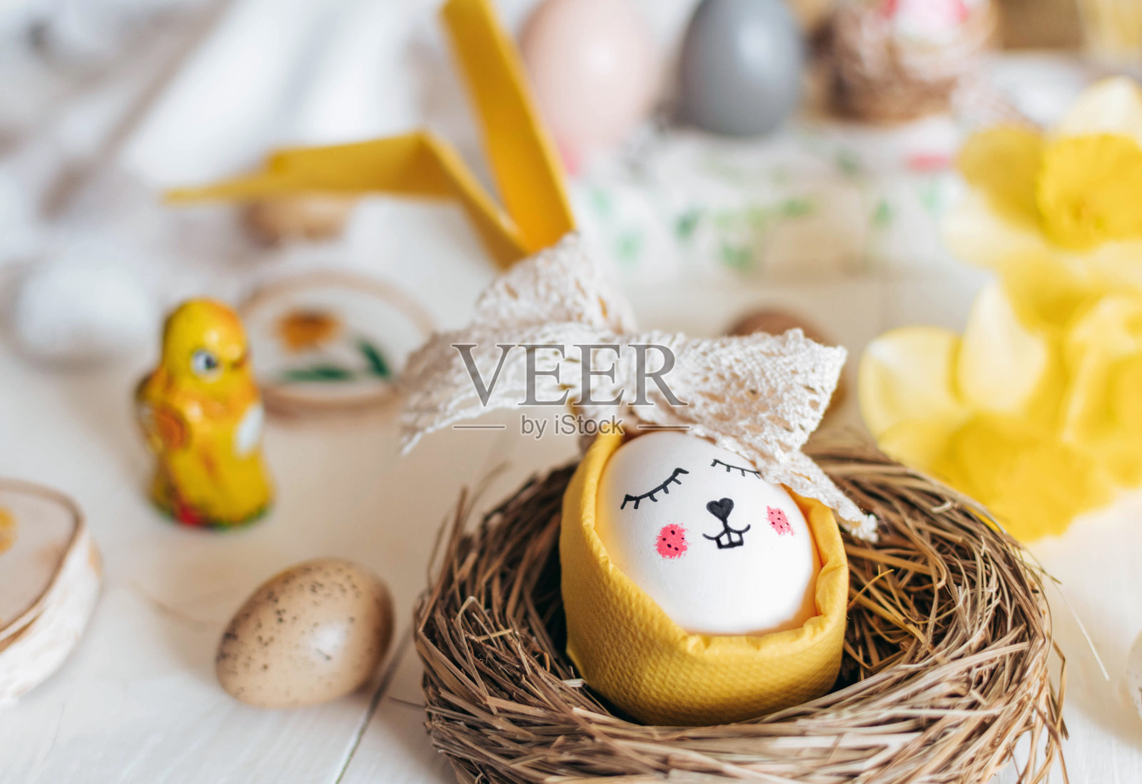 特写的复活节节日装饰,食物,鸡蛋在白色的木制背景。花,兔子,窝。照片摄影图片