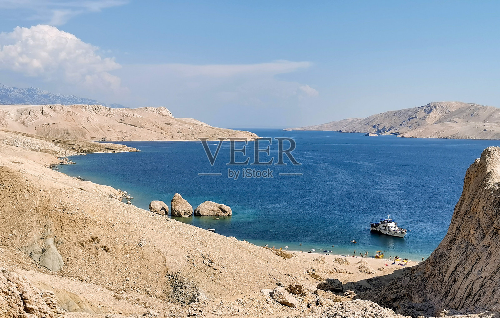 克罗地亚帕格岛的岩石海岸线和Beritnica海滩的惊人景色。照片摄影图片