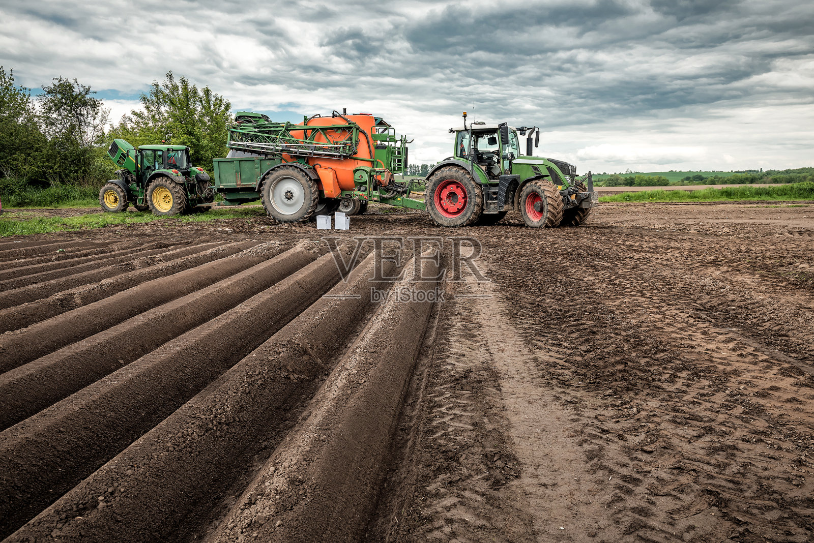 拖拉机上有化学品照片摄影图片