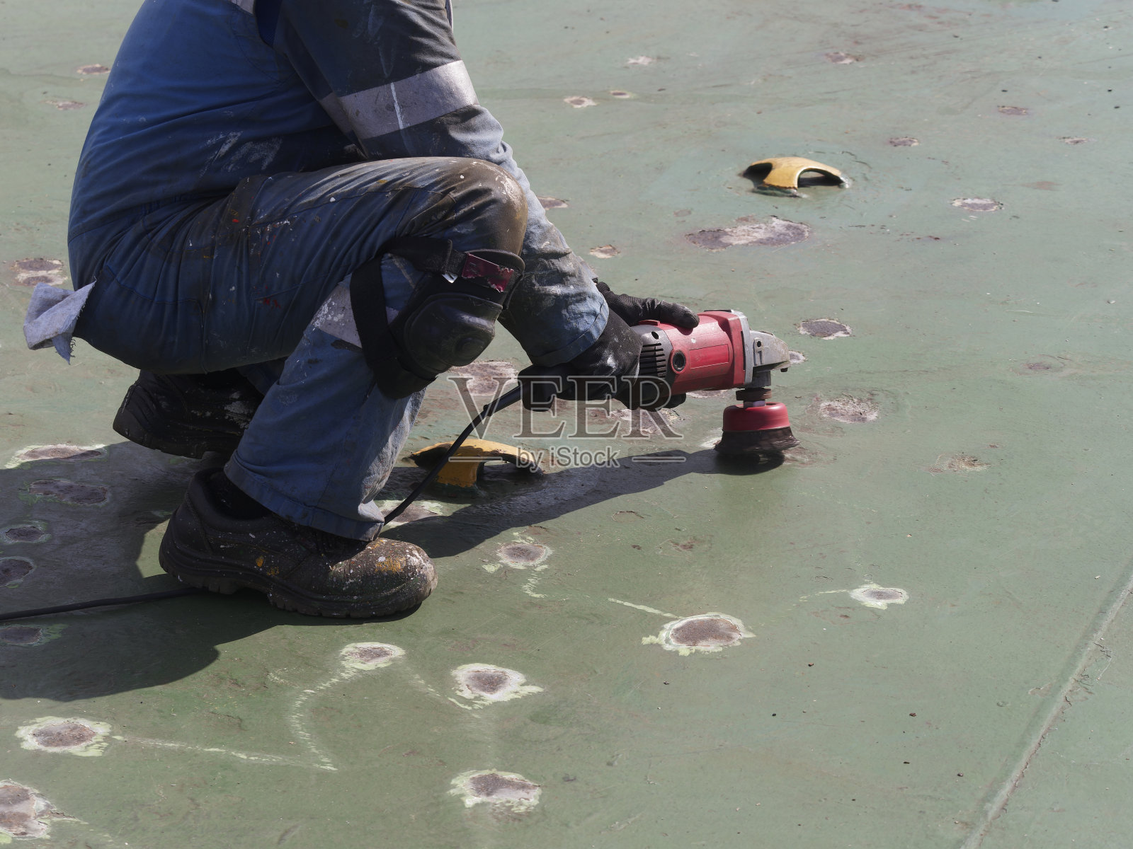 正在打磨大船主甲板的水手照片摄影图片